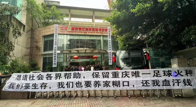 在荒僻的品川地域，经营着一家没有甚么人气的牛郎店“明乌”。这一天店长（室毅 饰）正为头牌跳槽而哀伤不已，万年垫底的直树（菅田将晖 饰）则狂叫着跑了进来。此前欠下一万万日元债务的直树，十分困难经由过程赌棒球赚到年夜笔横财。他满意失色，约请店长、现役头牌阿葵（城田优 饰）、极端当真的纪夫（若叶龙也 饰）今夜狂欢。一醒觉来，直树惊奇地发现那笔横财竟然不知去向。他问遍所有人却底子没人认账，店长忙着把店卖出往，阿葵他们表示的冷酷自私。还有最后12个小时，还不上债的直树面对被扔进东京湾的命运。这时候，负债女孩明子（吉冈里帆 饰）、索债人山崎（新井浩文 饰）、父亲五郎（佐藤二朗 饰）接踵到来，直树的命运将会若何？影片取材自古典落语中的经典剧目《明乌》和《品川心中》。